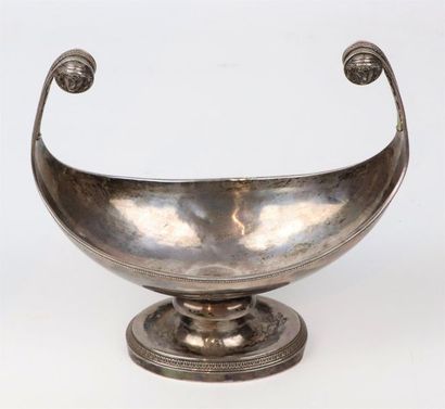 null Coupe en argent de forme navette, sur piédouche, ornée de masques de femme à...