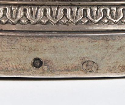 null Coupe en argent de forme navette, sur piédouche, ornée de masques de femme à...