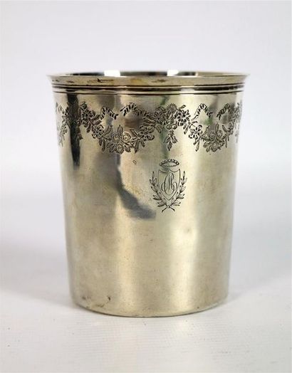 null Timbale droite en argent, la panse gravée de guirlandes de fleurs et monogrammée...