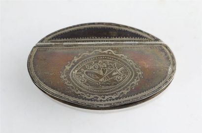 null Tabatière ovale en argent ciselé de fleur, coeur et carquois.

XIXème siècle.

126,58...