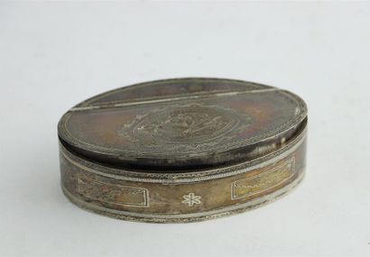 null Tabatière ovale en argent ciselé de fleur, coeur et carquois.

XIXème siècle.

126,58...