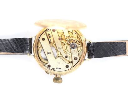 null Montre de dame en or jaune , le bracelet en cuir noir.

Poids brut : 21.02 grammes,...