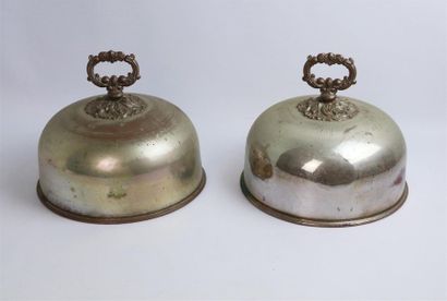 null Paire de cloches en cuivre argenté.

XIXème siècle.

H_22 cm D_25,5 cm, en partie...