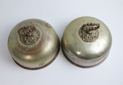 null Paire de cloches en cuivre argenté.

XIXème siècle.

H_22 cm D_25,5 cm, en partie...