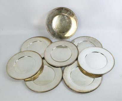 null Huit assiettes de présentation en métal argenté, à rais de perles.

D_28 cm...