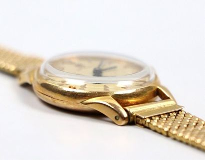  OMEGA. 
Montre de dame en or jaune, le boitier et le bracelet en or. 
L_18,3 cm,...