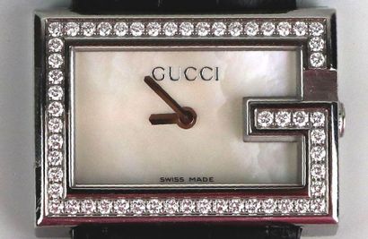 null GUCCI.

Montre de dame en acier, le cadran rectangulaire orné de moissanites,...