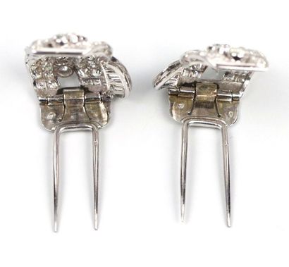 null Broche à transformation formant double clip en platine et or blanc.

Les clips...