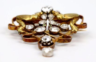 null Broche en or jaune à décor de fleurs et d'entrelacs, sertie de diamants de taille...