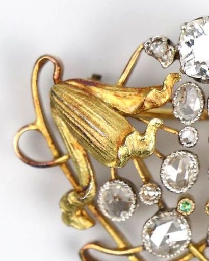 null Broche en or jaune à décor de fleurs et d'entrelacs, sertie de diamants de taille...