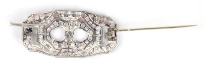 null Broche en or blanc (750°/00) et platine (950°/00) ornée de diamants, dont un...