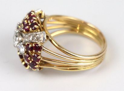 null Bague en or jaune et platine ornée de trois diamants principaux taille brillant,...