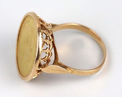 null Bague en or jaune ornée d'une pièce de 10 francs or Napoléon III. 

6,47 grammes,...