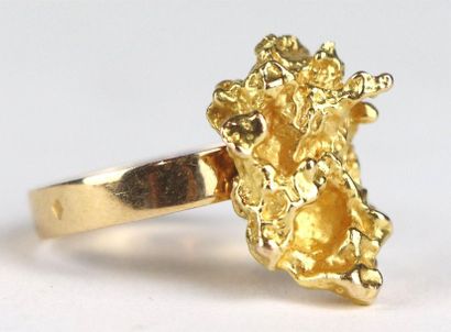 null Pépite d'or montée en bague en or jaune.

Tour de doigt : 58, poids 9,36 grammes,...