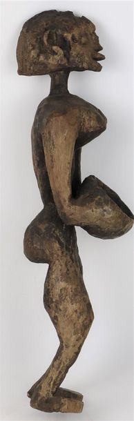 null BAMANA (Mali). 
Statuette représentant une femme portant une calebasse.
Usure...