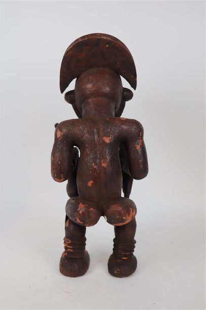 null BAMILEKE BAMGWA (Cameroun). Statue de chef tenant une pipe et une corne magique....