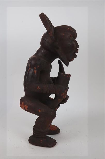 null BAMILEKE BAMGWA (Cameroun). Statue de chef tenant une pipe et une corne magique....