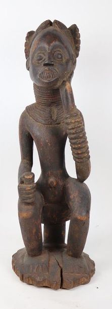 null BAMILEKE BANGWA (Cameroun). 
Statue d'ancêtre assis. Le visage stylisé reposant...