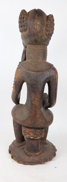 null BAMILEKE BANGWA (Cameroun). 
Statue d'ancêtre assis. Le visage stylisé reposant...