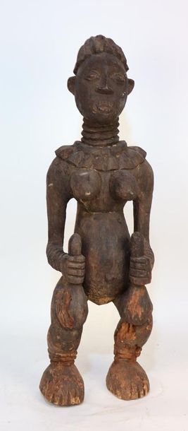 null BAMILEKE BANGWA (Cameroun). 
Statue de reine tenant deux instruments de musique...