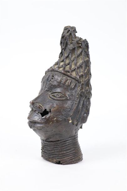 null BENIN- NIGERIA. Tête de reine Iyoba en bronze. Le visage stylisé avec deux yeux...