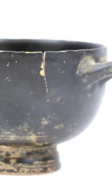 null SKYPHOS à anses. Céramique à vernis noir.

Attique, IVème siècle avant J.-C.

H_8...
