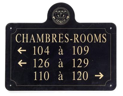 null Ancienne plaque directionnelle des chambres à lettrages or sur fond noir, 

Chambres...