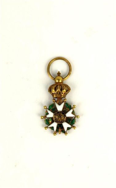 null Réduction d'une croix de chevalier de la Légion d'honneur en or émaillé.

XIXème...