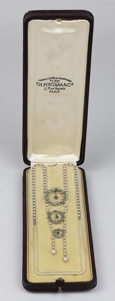 null Collier négligé en platine, diamants et péridots, il est composé de perles probablement...