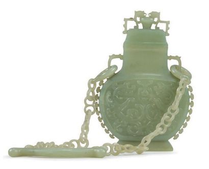 CHINE - Début XXe siècle Vase à suspendre en néphrite céladon sculpté de deux chilong...