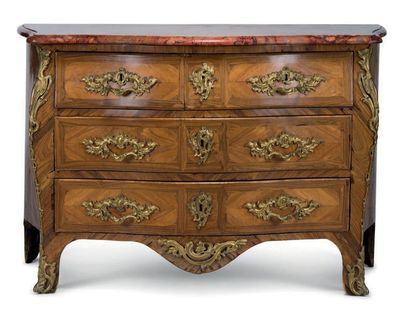 null Chest of drawers with curved
front and sides It is made of rosewood veneer inlaid...