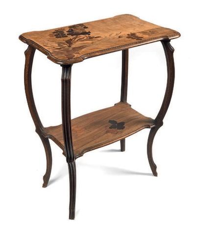 GALLE Petite table d'appoint à double plateaux à décor marqueté de bois précieux...