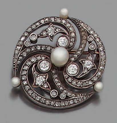 Round brooch pierced with animated fleurs-de-lis...