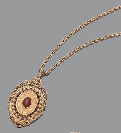 null Two pendants in 18K (750) yellow gold, the first formed by an oval medallion...