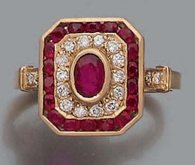 null Bague en or jaune 18K (750) ornée d'un rubis ovale dans un double entourage...