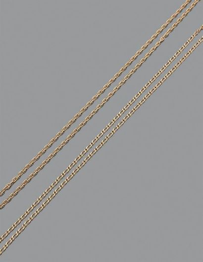 Two long chains in 18K (750) yellow gold,...