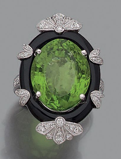 null "Marquise" ring in white gold (750 thousandths) set with an oval-shaped peridot...