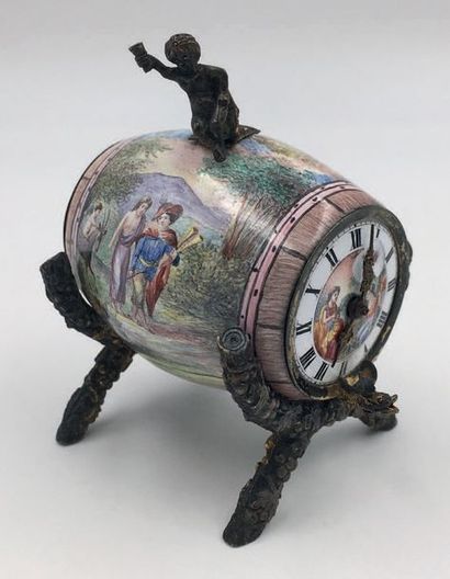 null A "barrel" clock composed of a silver support (min 800 thousandths) carved and...