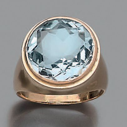 null Yellow gold ring (750 thousandths) set with an aquamarine of round shape (scratches).
Finger:...