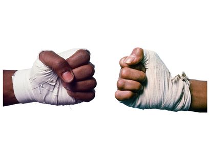null Le poing de Mohamed Ali a droite et a gauche le poing de George Foreman 1974Tirage...