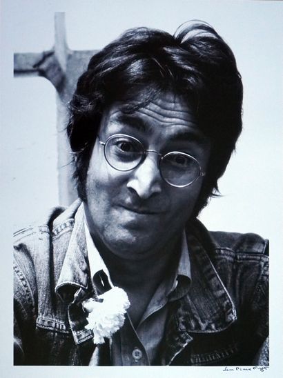 null John Lennon Cannes 1971Tirage sur papier Fujifilm, format 53.7x39.5 cm, signé...