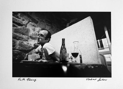 null Keith Haring ParisTirage sur papier argentique format 26.5 x 40 cm, signé et...