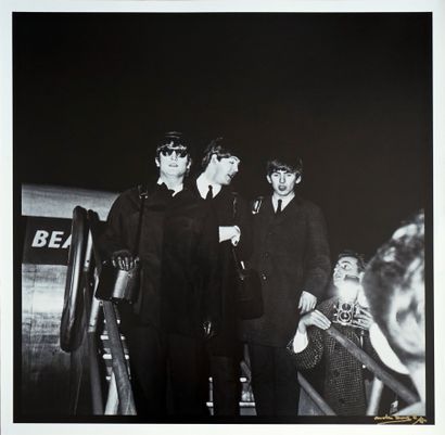 null The Beatles Orly 1964 tirage sur papier Baryta, format 50 x 50 cm, signé a l’encre...