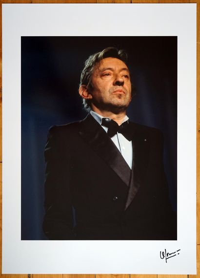 null Serge Gainsbourgtirage sur papier argentique, format 69 x 50 cm, signé a l’encre...