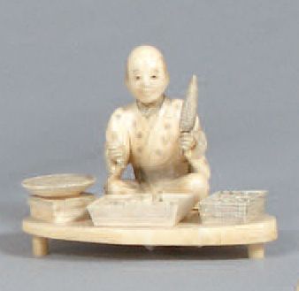 null OKIMONO en ivoire représentant un homme assis faisant griller des épis de maïs...