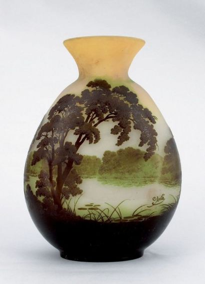 Émile GALLÉ (1846-1904) Grand vase gourde. Décor de paysage lacustre double face....