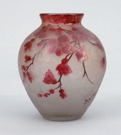 François-Théodore LEGRAS (1839-1916) Vase en verre double à décor de branchages fleuris....