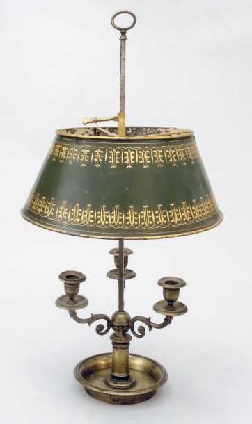 null Lampe-bouillotte à trois lumières en bronze ciselé, la base en panier partiellement...