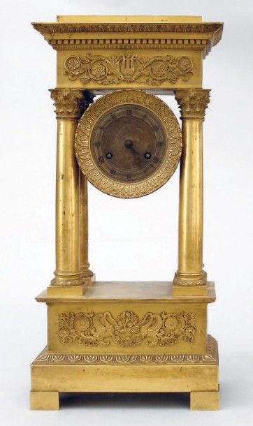 null Pendule portique en bronze ciselé et doré, le cadran indique les heures en chiffres...