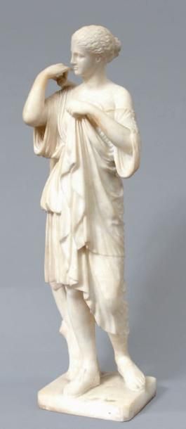 null Femme drapée à l'antique. Sculpture en albatre. Hauteur: 70 cm.
